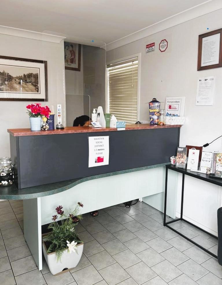 Downs Motel Тувумба Экстерьер фото