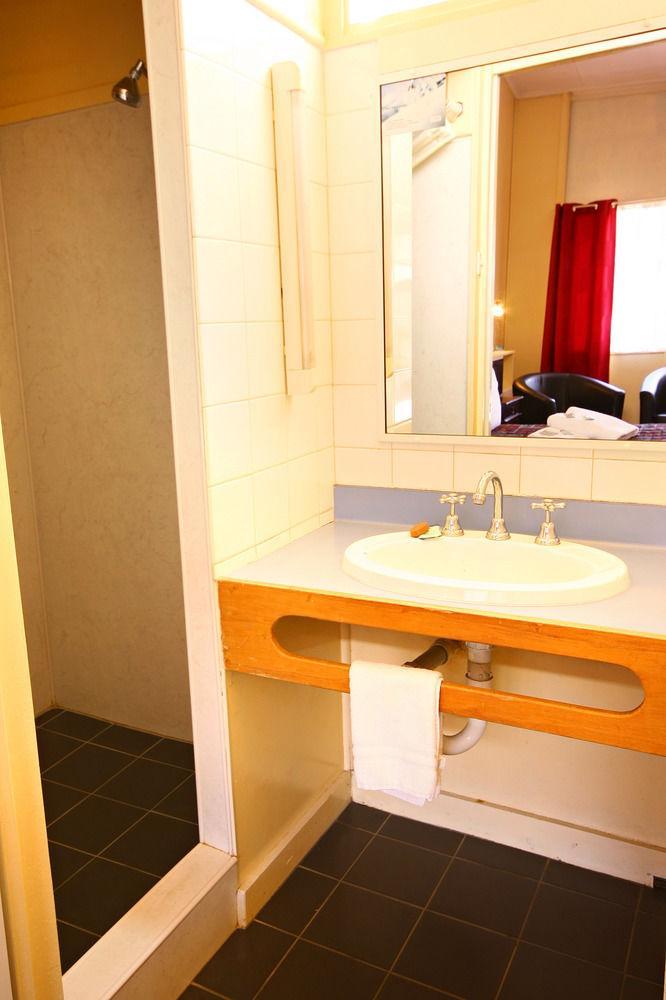 Downs Motel Тувумба Экстерьер фото