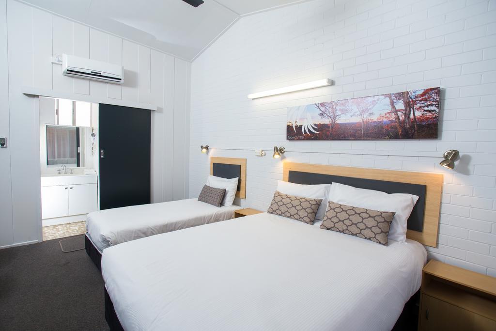 Downs Motel Тувумба Экстерьер фото
