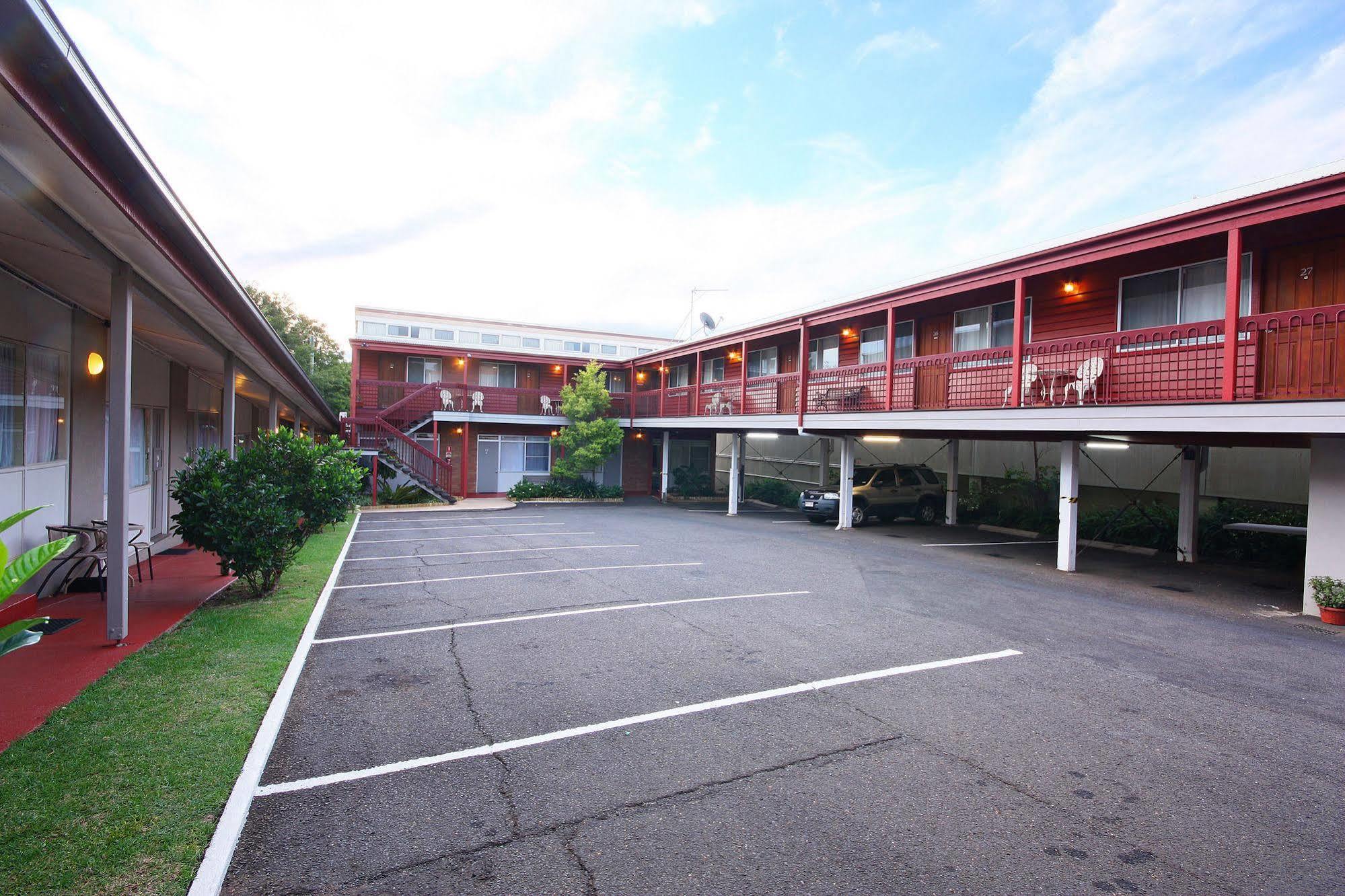 Downs Motel Тувумба Экстерьер фото
