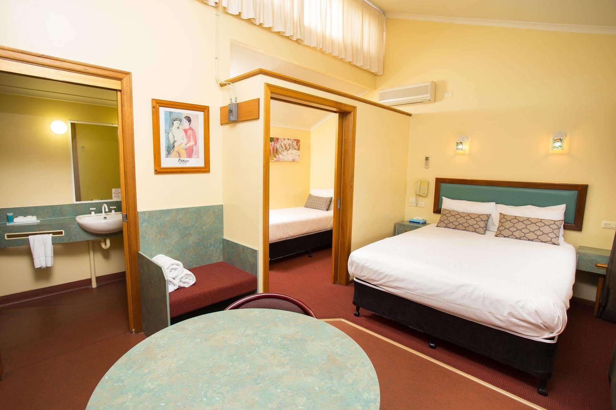 Downs Motel Тувумба Экстерьер фото