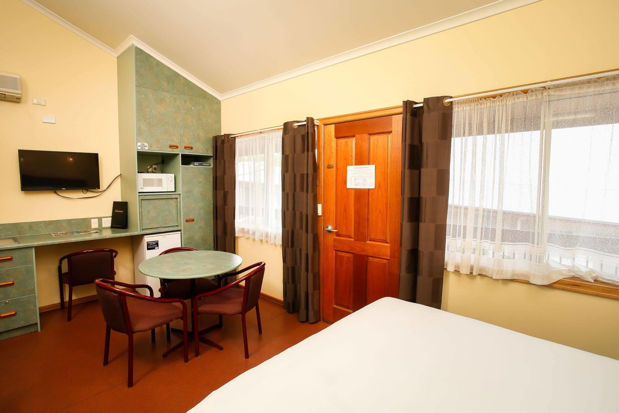 Downs Motel Тувумба Экстерьер фото