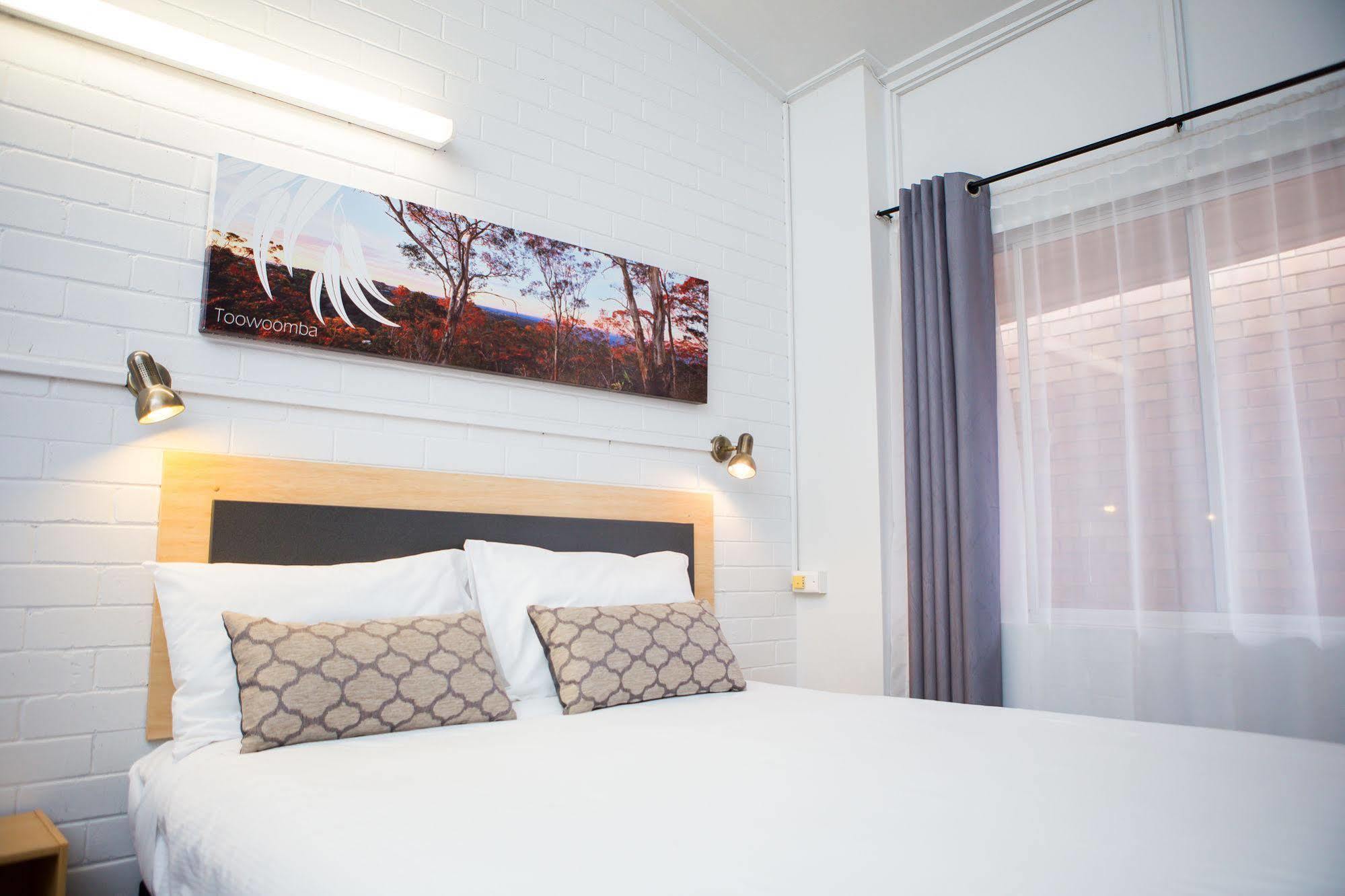 Downs Motel Тувумба Экстерьер фото