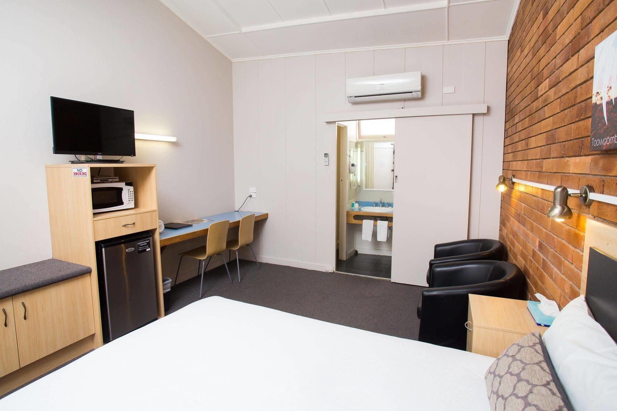 Downs Motel Тувумба Экстерьер фото