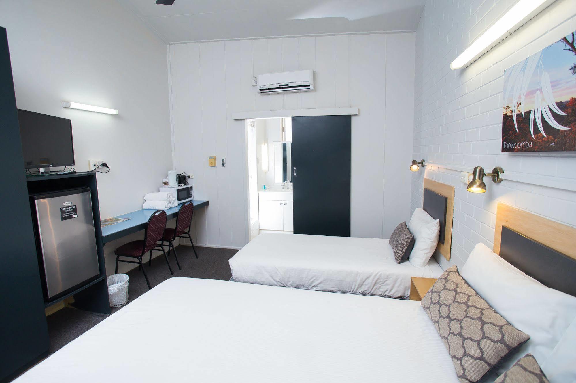 Downs Motel Тувумба Экстерьер фото