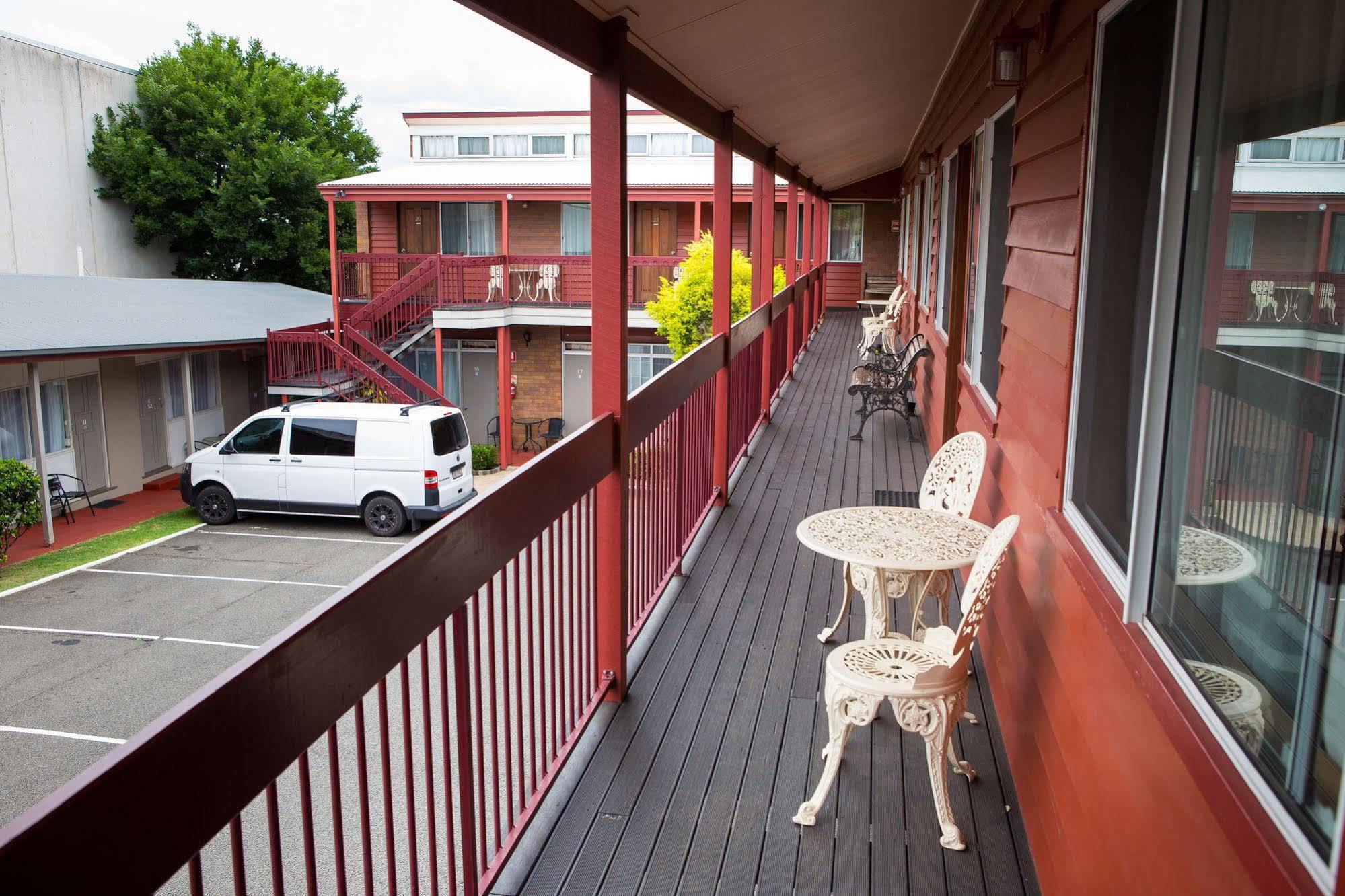Downs Motel Тувумба Экстерьер фото