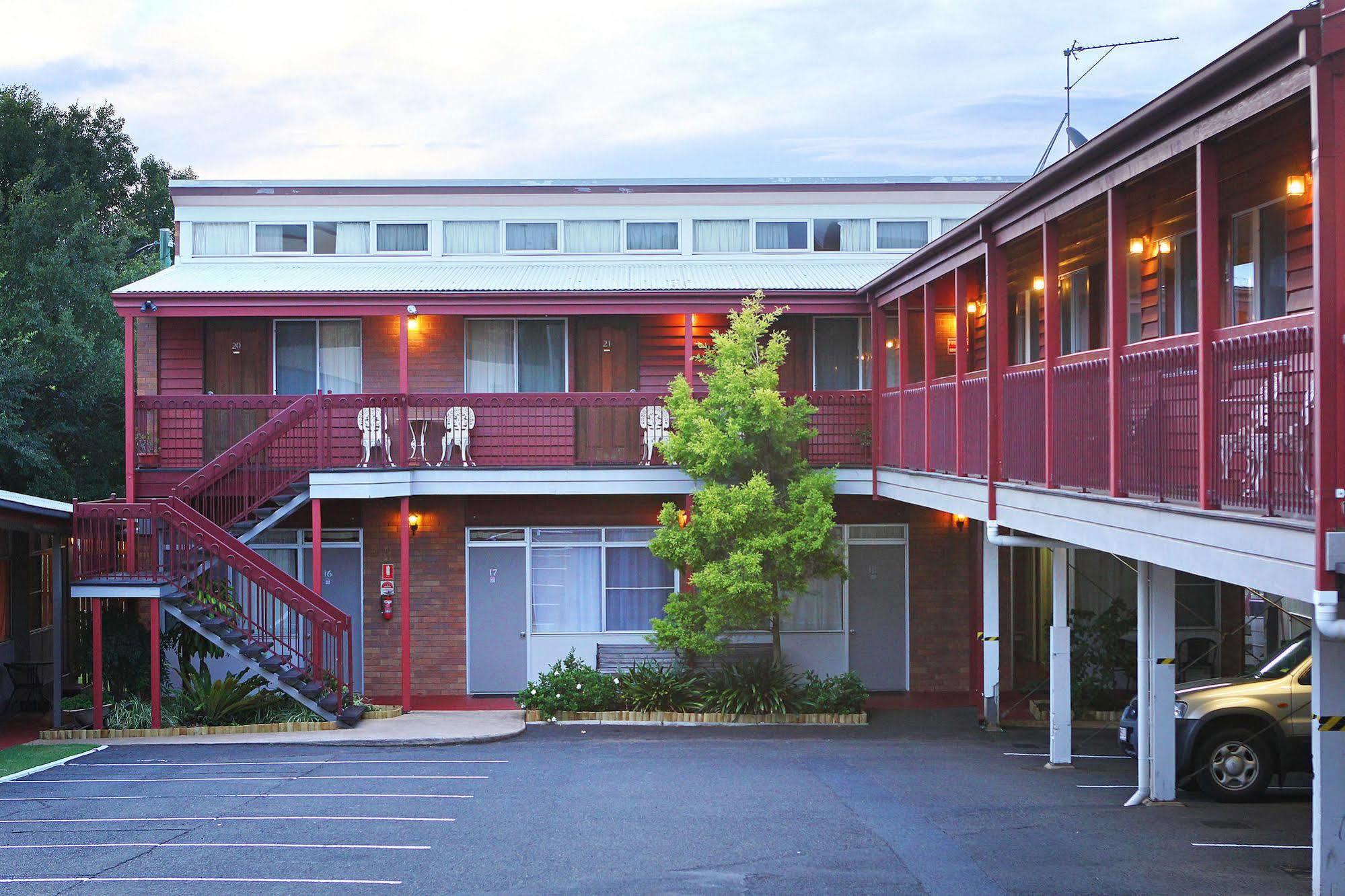 Downs Motel Тувумба Экстерьер фото