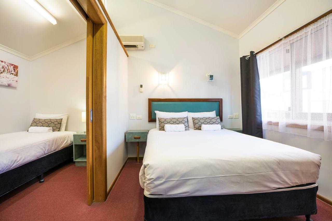 Downs Motel Тувумба Экстерьер фото