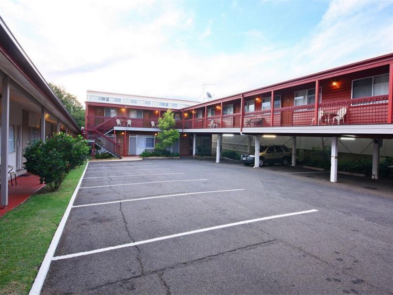 Downs Motel Тувумба Экстерьер фото